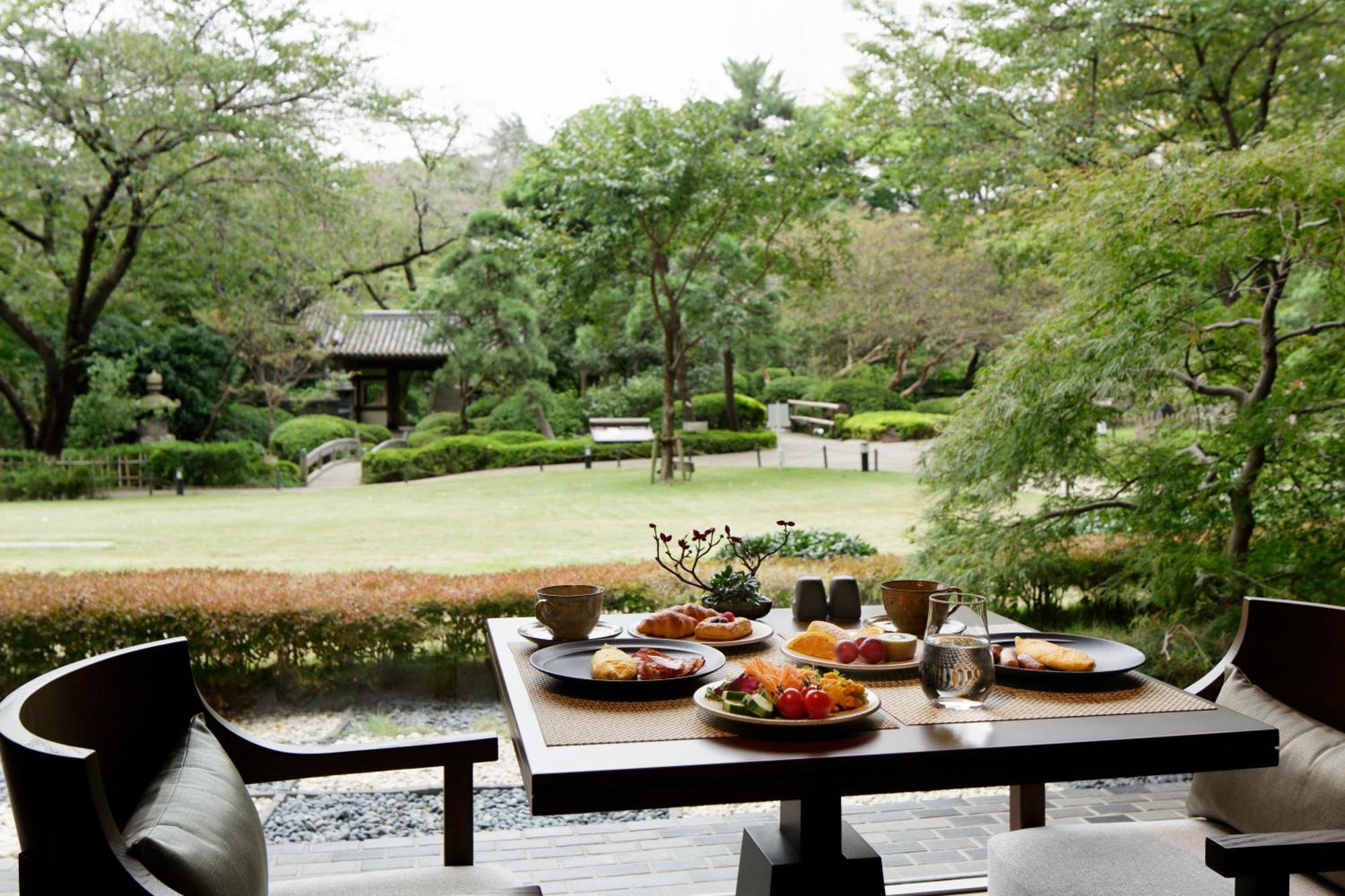 Grand Prince Hotel Takanawa Tóquio Quarto foto A view of the garden from the restaurant